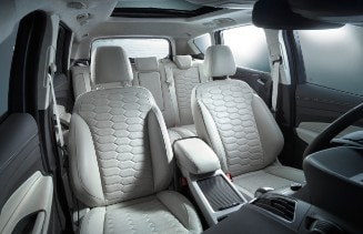 225 Ford Kuga Vignale Innenraum